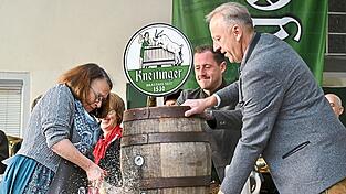 Mit zwei gezielten Schlägen befreite Oberbürgermeisterin Gertrud Maltz-Schwarzfischer den Kneitinger Bock aus dem Holzfass. Mit zwei gezielten Schlägen befreite Oberbürgermeisterin Gertrud Maltz-Schwarzfischer den Kneitinger Bock aus dem Holzfass.