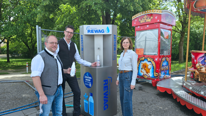 Marktleiter Stephan Pregler (v.l.), REWAG-Vorstandsvorsitzender Dr. Robert Greb und Andrea Schmid, stellvertretende Leiterin des Amts für Öffentliche Ordnung und Straßenverkehr, am Trinkwasserspender auf der Warendult. Marktleiter Stephan Pregler (v.l.), REWAG-Vorstandsvorsitzender Dr. Robert Greb und Andrea Schmid, stellvertretende Leiterin des Amts für Öffentliche Ordnung und Straßenverkehr, am Trinkwasserspender auf der Warendult.