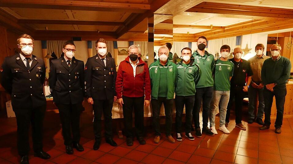 Der Jubilar mit den Vereinsabordnungen. Der Jubilar mit den Vereinsabordnungen.