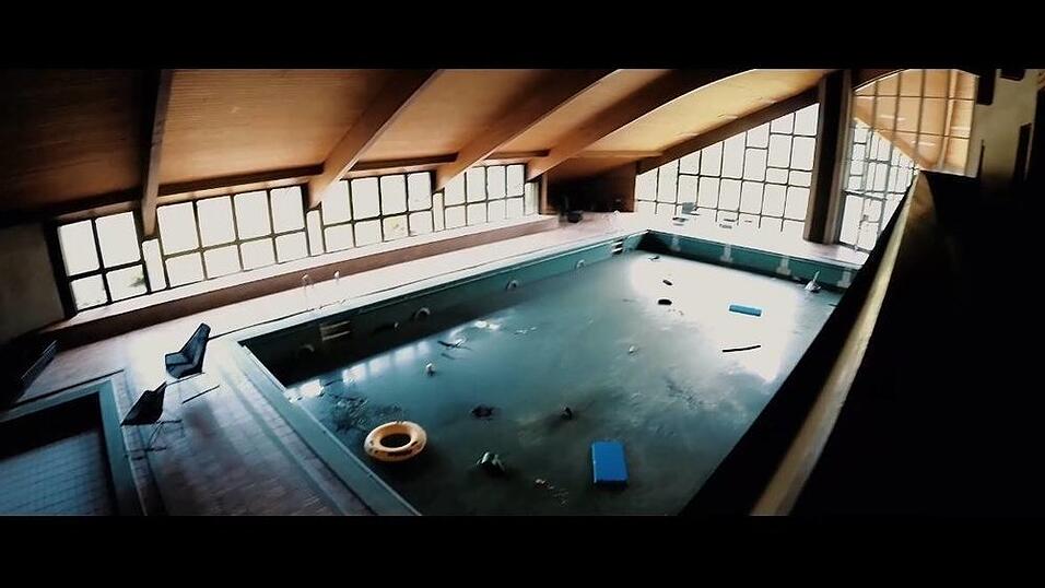 Das leer stehende Charm-Hotel bei Regen ist ein beliebtes, aber verbotenes Ausflugsziel. Das leer stehende Charm-Hotel bei Regen ist ein beliebtes, aber verbotenes Ausflugsziel.