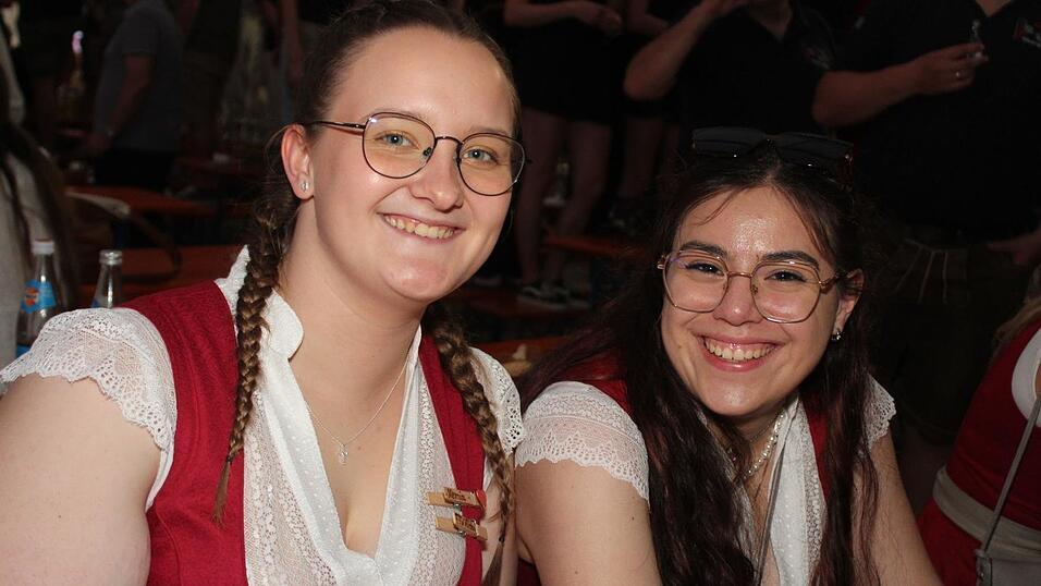 Zur Musik von Headless wurde ausgelassen gefeiert. Zur Musik von Headless wurde ausgelassen gefeiert.