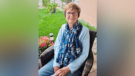 Margit Adamski sitzt auf ihrer Terasse im Garten in ihrer Erdgeschosswohnung. Margit Adamski sitzt auf ihrer Terasse im Garten in ihrer Erdgeschosswohnung.