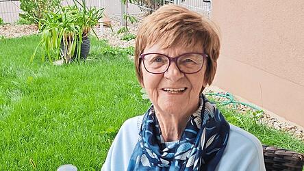 Margit Adamski sitzt auf ihrer Terasse im Garten in ihrer Erdgeschosswohnung. Margit Adamski sitzt auf ihrer Terasse im Garten in ihrer Erdgeschosswohnung.