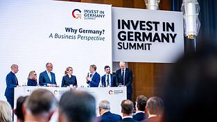 Die Bundesregierung wirbt um Milliarden-Investitionen: Bundeskanzler Friedrich Merz mit Panelteilnehmern beim 'Invest in Germany'-Gipfel Die Bundesregierung wirbt um Milliarden-Investitionen: Bundeskanzler Friedrich Merz mit Panelteilnehmern beim 'Invest in Germany'-Gipfel