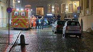 Mit einem Schuss ins Bein hat die Polizei in Ansbach am Samstag einen 47-Jährigen gestoppt, der ein Messer bei sich gehabt haben soll. Mit einem Schuss ins Bein hat die Polizei in Ansbach am Samstag einen 47-Jährigen gestoppt, der ein Messer bei sich gehabt haben soll.