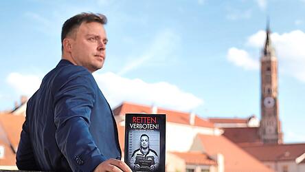 Andreas Drobeck hilft bis heute Notfallsanitätern, die sich in einer Situation befinden, die auch er erlebt hat. Für die „Leichen des Systems“ habe er auch das Buch geschrieben, sagt er. Andreas Drobeck hilft bis heute Notfallsanitätern, die sich in einer Situation befinden, die auch er erlebt hat. Für die „Leichen des Systems“ habe er auch das Buch geschrieben, sagt er.