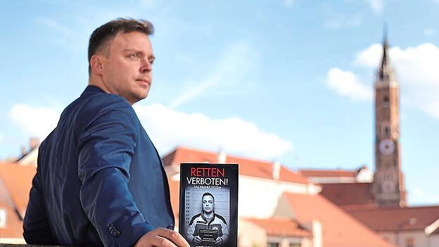 Andreas Drobeck hilft bis heute Notfallsanitätern, die sich in einer Situation befinden, die auch er erlebt hat. Für die „Leichen des Systems“ habe er auch das Buch geschrieben, sagt er. Andreas Drobeck hilft bis heute Notfallsanitätern, die sich in einer Situation befinden, die auch er erlebt hat. Für die „Leichen des Systems“ habe er auch das Buch geschrieben, sagt er.