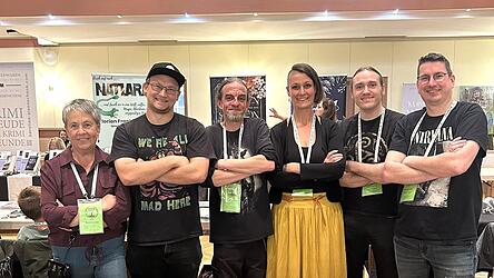 Die Organisatoren der Woidkreativ können sich zu einem gelungenen Auftakt der neuen Buchmesse beglückwünschen (v.l.): Beate Freitag, Thomas Karg, Michael P. Kraus, Sermina Waller, Ludwig Demar, Florian Bock. Die Organisatoren der Woidkreativ können sich zu einem gelungenen Auftakt der neuen Buchmesse beglückwünschen (v.l.): Beate Freitag, Thomas Karg, Michael P. Kraus, Sermina Waller, Ludwig Demar, Florian Bock.