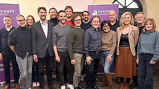 Anwesende Stadtratskandidaten von Zukunft Landshut um OB-Kandidat Norbert Hoffmann (Vierter von links) Anwesende Stadtratskandidaten von Zukunft Landshut um OB-Kandidat Norbert Hoffmann (Vierter von links)