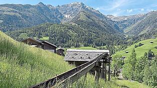 Hölzerne Rinnen und unterirdische Kanäle versorgen die fünf historischen Mühlen in Maria Luggau im Lesachtal. Hölzerne Rinnen und unterirdische Kanäle versorgen die fünf historischen Mühlen in Maria Luggau im Lesachtal.