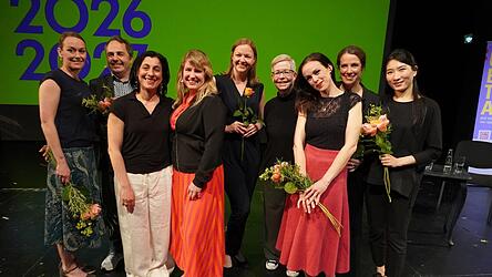 Die neue Theaterleitung mit Generalmusikdirektorin Elisa Gogou und Intendantin Astrid Großgasteiger (Dritte und Vierte von links) gab gemeinsam mit Ensemblemitgliedern am Dienstagabend einen ersten Vorgeschmack auf die kommende Spielzeit des Landestheaters Niederbayern. Die neue Theaterleitung mit Generalmusikdirektorin Elisa Gogou und Intendantin Astrid Großgasteiger (Dritte und Vierte von links) gab gemeinsam mit Ensemblemitgliedern am Dienstagabend einen ersten Vorgeschmack auf die kommende Spielzeit des Landestheaters Niederbayern.