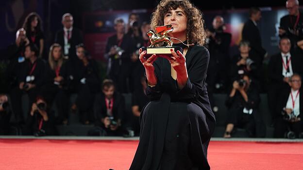 Sie ist die achte Frau, die den Goldenen Löwen in der Geschichte der Filmfestspiele gewinnt: May el-Toukhy. Sie ist die achte Frau, die den Goldenen Löwen in der Geschichte der Filmfestspiele gewinnt: May el-Toukhy.