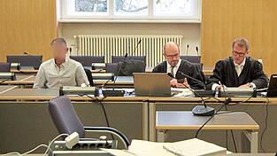 Bisher erschließt sich noch kein Motiv, weswegen der Angeklagte (l.) im Frühjahr seinen Schwager erstochen hat. Bisher erschließt sich noch kein Motiv, weswegen der Angeklagte (l.) im Frühjahr seinen Schwager erstochen hat.