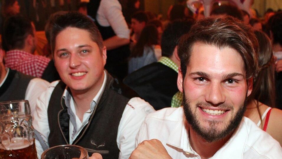 Die Frühjahrsdult 2017 in Landshut neigt sich dem Ende entgegen. Grund genug, noch einmal richtig in den Bierzelten zu feiern - abgerundet vom traditionellen Feuerwerk. Die Frühjahrsdult 2017 in Landshut neigt sich dem Ende entgegen. Grund genug, noch einmal richtig in den Bierzelten zu feiern - abgerundet vom traditionellen Feuerwerk.