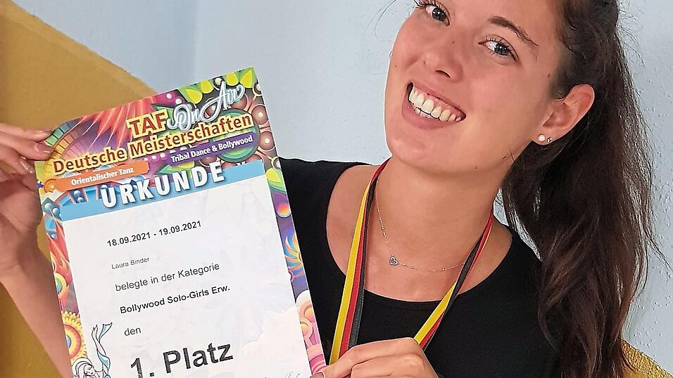 Bei Laura Binder und dem Ergoldinger Tanzsportverein ist die Freude über den ersten Platz groß. Bei Laura Binder und dem Ergoldinger Tanzsportverein ist die Freude über den ersten Platz groß.
