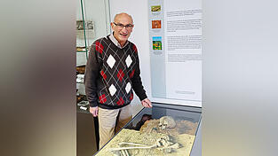 Franz Dengler neben dem bronzeitlichen Frauenskelett, das 2014 auf dem Pfingstberg ausgegraben wurde. Franz Dengler neben dem bronzeitlichen Frauenskelett, das 2014 auf dem Pfingstberg ausgegraben wurde.