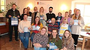 Neben dem MGH-Team hatten sich auch Anja Kürzinger, Thomas Vogl und Alois Nock von der Steuerungsgruppe, dritter Bürgermeister Wolfgang Kürzinger und einige „Türchenöffner“ zur Vorstellung des Begehbaren Adventskalenders im Mehrgenerationenhaus eingefunden. Neben dem MGH-Team hatten sich auch Anja Kürzinger, Thomas Vogl und Alois Nock von der Steuerungsgruppe, dritter Bürgermeister Wolfgang Kürzinger und einige „Türchenöffner“ zur Vorstellung des Begehbaren Adventskalenders im Mehrgenerationenhaus eingefunden.