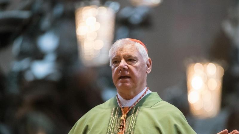 Kardinal Gerhard Ludwig Müller breitet im Dom die Arme aus. Kardinal Gerhard Ludwig Müller breitet im Dom die Arme aus.