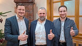 Sie werben um Stimmen: Landratskandidat Christian Schindler, Ludwig Speigl und der Kreisvorsitzende der Freien Wähler Josef Schmaderer (von links). Sie werben um Stimmen: Landratskandidat Christian Schindler, Ludwig Speigl und der Kreisvorsitzende der Freien Wähler Josef Schmaderer (von links).