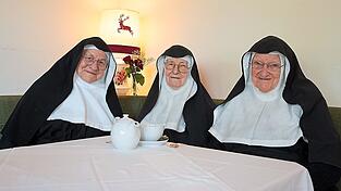 Die drei Nonnen vom Kloster Goldenstein (v. l.): Rita (82), Regina (86) und Bernadette (88). Weltweit wird in den Medien über die rebellischen Ordensschwestern berichtet. Sie erhalten mittlerweile viel Unterstützung, auch von ehemaligen Schülerinnen. Die drei Nonnen vom Kloster Goldenstein (v. l.): Rita (82), Regina (86) und Bernadette (88). Weltweit wird in den Medien über die rebellischen Ordensschwestern berichtet. Sie erhalten mittlerweile viel Unterstützung, auch von ehemaligen Schülerinnen.