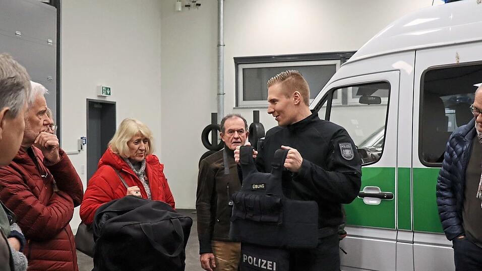 In der Fahrzeughalle zeigte PE-Koordinator Maximilian Fischer auch die Schutzausrüstung der Einsatzkräfte. In der Fahrzeughalle zeigte PE-Koordinator Maximilian Fischer auch die Schutzausrüstung der Einsatzkräfte.