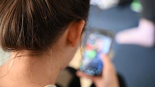 Das EU-Parlament stimmte mit deutlicher Mehrheit für die Forderung nach einem Mindestalter für soziale Medien. (Symbolbild) Das EU-Parlament stimmte mit deutlicher Mehrheit für die Forderung nach einem Mindestalter für soziale Medien. (Symbolbild)