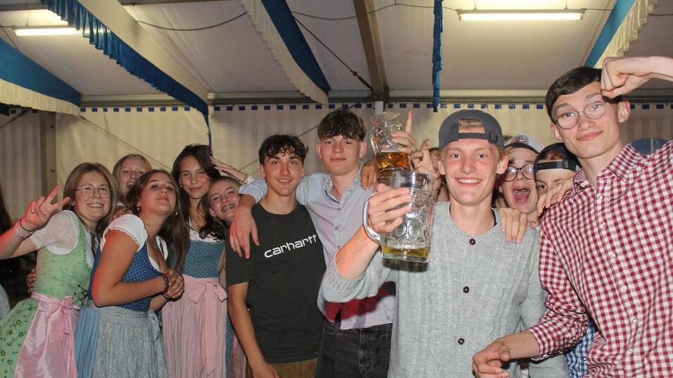 Zur Musik von Headless wurde ausgelassen gefeiert. Zur Musik von Headless wurde ausgelassen gefeiert.