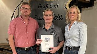 Rudi und Bettina Stocker bedankten sich bei ihrem langjährigen Mitarbeiter Franz Kirschenbauer (Mitte). Rudi und Bettina Stocker bedankten sich bei ihrem langjährigen Mitarbeiter Franz Kirschenbauer (Mitte).