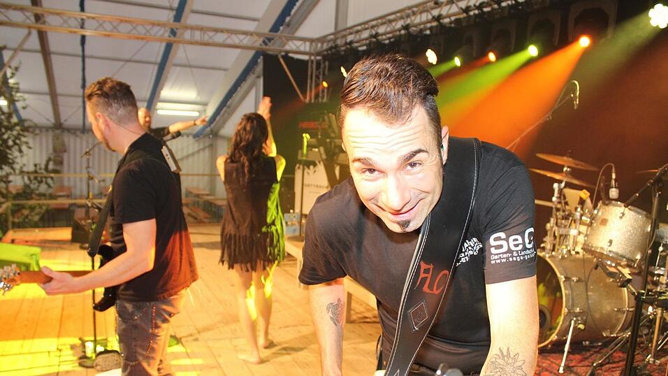 Zur Musik von Headless wurde ausgelassen gefeiert. Zur Musik von Headless wurde ausgelassen gefeiert.