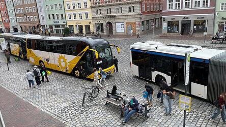 Zwei gelbe Reisebusse eines Passauer Unternehmens mit chinesischen Touristen an Bord blockieren die Bushaltestelle der Verkehrsbetriebe in der Altstadt. Zwei gelbe Reisebusse eines Passauer Unternehmens mit chinesischen Touristen an Bord blockieren die Bushaltestelle der Verkehrsbetriebe in der Altstadt.