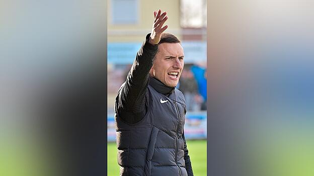 Der 31-jährige Tobias Beck, Trainer der SpVgg Hankofen-Hailing, steht in Ansbach vor seinem 100. Spiel als Regionalliga-Trainer. Der 31-jährige Tobias Beck, Trainer der SpVgg Hankofen-Hailing, steht in Ansbach vor seinem 100. Spiel als Regionalliga-Trainer.