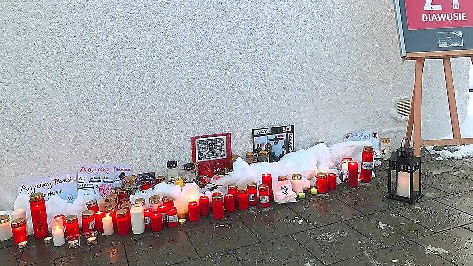 Der Jahnturm vor dem Stadion wurde zum Trauerort für die Fans. Der Jahnturm vor dem Stadion wurde zum Trauerort für die Fans.