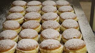 Im letzten Schritt werden die ausgekühlten Gebäckstücke gleichmäßig gepudert. Im letzten Schritt werden die ausgekühlten Gebäckstücke gleichmäßig gepudert.