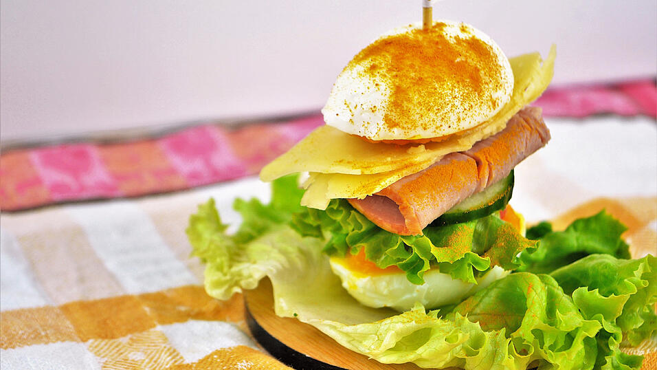 Als Vorspeise Mini-Burger aus Eiern. Als Vorspeise Mini-Burger aus Eiern.