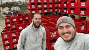 Rainer Pieknik (li.) und Simon Klur vor leeren Isarkindl-Kästen. Rainer Pieknik (li.) und Simon Klur vor leeren Isarkindl-Kästen.