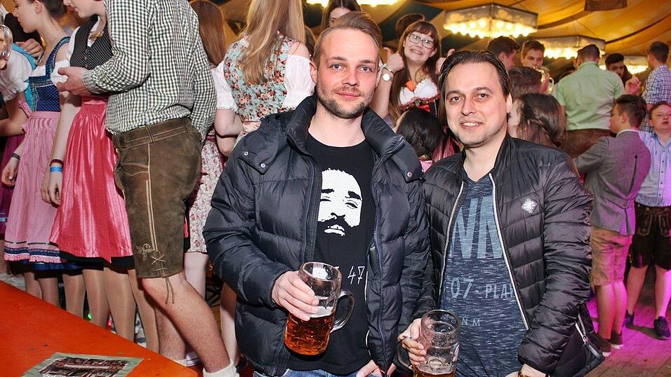 Die Frühjahrsdult 2017 in Landshut neigt sich dem Ende entgegen. Grund genug, noch einmal richtig in den Bierzelten zu feiern - abgerundet vom traditionellen Feuerwerk. Die Frühjahrsdult 2017 in Landshut neigt sich dem Ende entgegen. Grund genug, noch einmal richtig in den Bierzelten zu feiern - abgerundet vom traditionellen Feuerwerk.