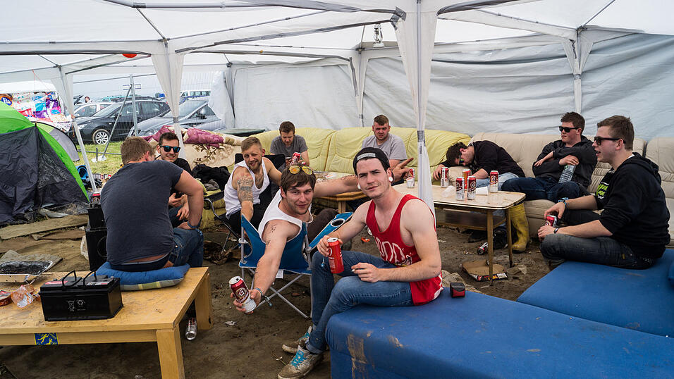 Auf dem Campingplatz lassen es die Pfingst-Open-Air-Besucher richtig krachen, aufgenommen von Regina Hölzel am Freitag. Auf dem Campingplatz lassen es die Pfingst-Open-Air-Besucher richtig krachen, aufgenommen von Regina Hölzel am Freitag.