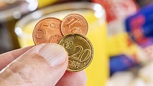 Zuckersteuer und höhere Preise für Zigaretten: Sie treffen vor allem Menschen mit wenig Geld hart. Zuckersteuer und höhere Preise für Zigaretten: Sie treffen vor allem Menschen mit wenig Geld hart.
