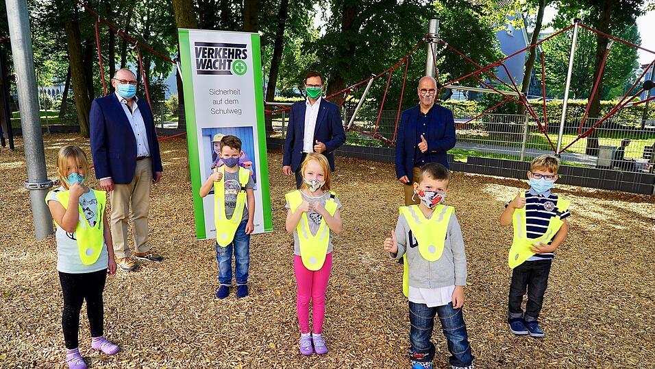 Einige Kinder aus der Grundschule St. Jakob präsentieren zusammen mit (von links) Johann Ehrnsperger, Georg Kagermeier und Dr. Ralf Bachmann, die sicherheitsrelevanten Überwürfe. Einige Kinder aus der Grundschule St. Jakob präsentieren zusammen mit (von links) Johann Ehrnsperger, Georg Kagermeier und Dr. Ralf Bachmann, die sicherheitsrelevanten Überwürfe.