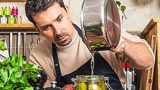 Seinen Zuschauern verrät Tim Armann jede Menge Küchentricks, zum Beispiel, wie man Gurken selbst einlegt. Seinen Zuschauern verrät Tim Armann jede Menge Küchentricks, zum Beispiel, wie man Gurken selbst einlegt.