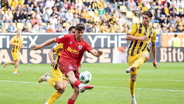 Jakob Seibold (am Ball) und der SSV Jahn Regensburg fanden nach 30 Minuten besser in die Partie und erkämpften sich bei Alemannia Aachen noch ein 2:2. Jakob Seibold (am Ball) und der SSV Jahn Regensburg fanden nach 30 Minuten besser in die Partie und erkämpften sich bei Alemannia Aachen noch ein 2:2.