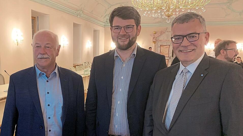 Der Landkreis Freising wird im Maximilianeum in München auch in den nächsten fünf Jahren durch drei Politiker vertreten sein. Von links: Benno Zierer (Freie Wähler), Johannes Becher (Grüne), Dr. Florian Herrmann (CSU). Der Landkreis Freising wird im Maximilianeum in München auch in den nächsten fünf Jahren durch drei Politiker vertreten sein. Von links: Benno Zierer (Freie Wähler), Johannes Becher (Grüne), Dr. Florian Herrmann (CSU).