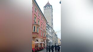 Der Goldene Turm prägt das Stadtbild. Der Goldene Turm prägt das Stadtbild.