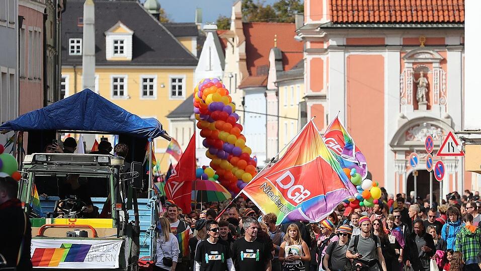 Knapp 2.000 Teilnehmer feierten am Samstag in Landhut den ersten Christopher-Street-Day Niederbayerns. Knapp 2.000 Teilnehmer feierten am Samstag in Landhut den ersten Christopher-Street-Day Niederbayerns.