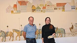 Die Kirchenmalerin Lena Küfner hat die Münch-Gemälde restauriert, Bürgermeister Leonhard Berger gratulierte. Die Kirchenmalerin Lena Küfner hat die Münch-Gemälde restauriert, Bürgermeister Leonhard Berger gratulierte.