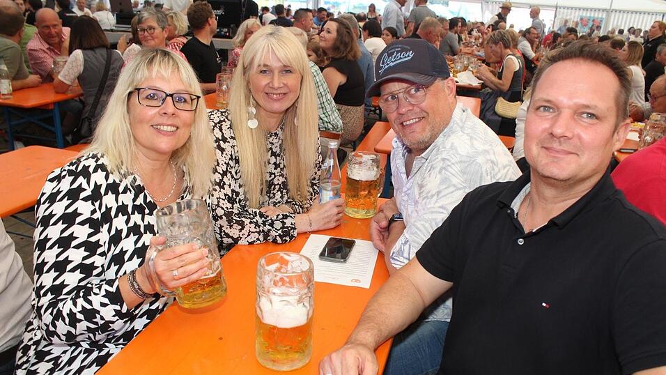 Zur Musik von Headless wurde ausgelassen gefeiert. Zur Musik von Headless wurde ausgelassen gefeiert.