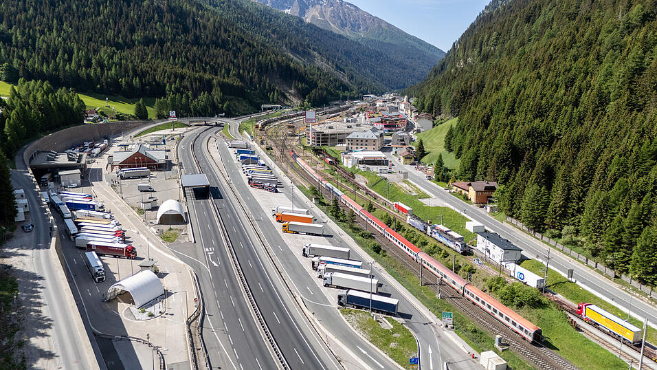 Wegen einer Demonstration auf der Brennerautobahn ist die wichtigsten Verkehrsverbindung zwischen Deutschland und Italien in beide Richtungen nahezu vollständig blockiert. Wegen einer Demonstration auf der Brennerautobahn ist die wichtigsten Verkehrsverbindung zwischen Deutschland und Italien in beide Richtungen nahezu vollständig blockiert.
