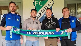Stefan Binder (l.), Anil Erdal (2.v.l.) und Reinhold Meier (r.) vom FC Zeholfing freuen sich auf die Zusammenarbeit mit dem künftigen Trainer Christian Loidl (2.v.r.). Stefan Binder (l.), Anil Erdal (2.v.l.) und Reinhold Meier (r.) vom FC Zeholfing freuen sich auf die Zusammenarbeit mit dem künftigen Trainer Christian Loidl (2.v.r.).