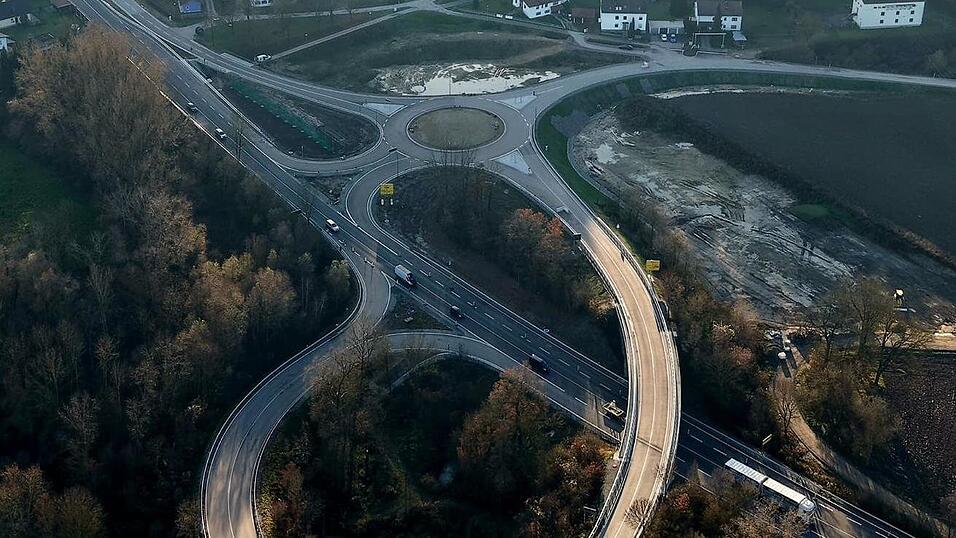 Eine Luftaufnahme der B 20 bei Landau und des Kreisverkehrs, der an der Bundesstraße entsteht. Eine Luftaufnahme der B 20 bei Landau und des Kreisverkehrs, der an der Bundesstraße entsteht.