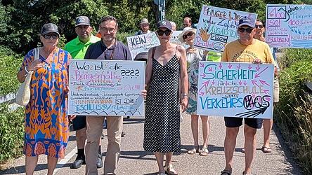 Trotz der hohen Temperaturen machten sich die Demonstranten auf den Weg durch die Siedlung. Trotz der hohen Temperaturen machten sich die Demonstranten auf den Weg durch die Siedlung.